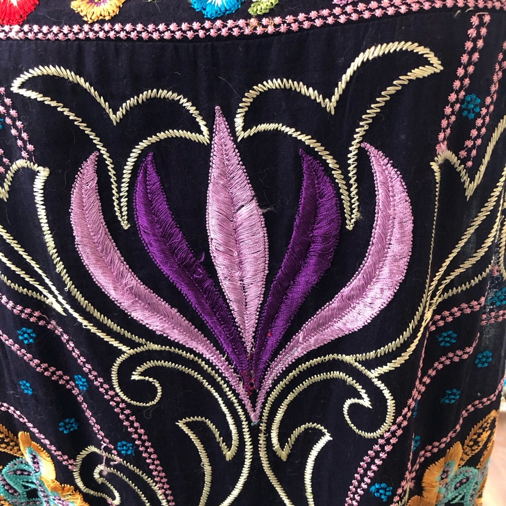 Lovely ‘embroidered dress. Knee Length, lined inside, back buttoned neck.